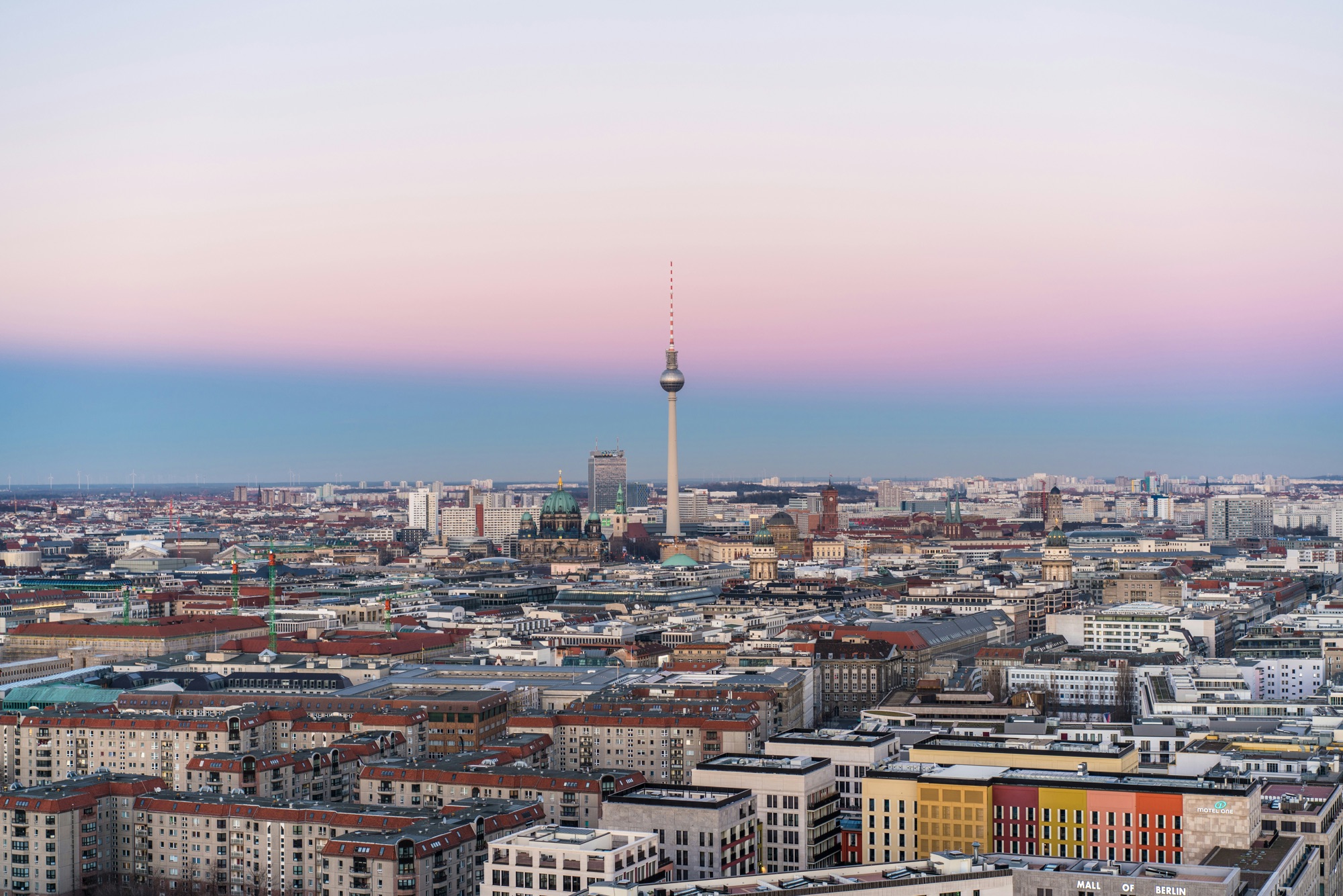 Zukunftsorte Berlin - Symbolbild. Zu sehen ist die Berliner Skyline um den Alexanderplatz herum, mit dem Fernsehturm in der Mitte des Bildes